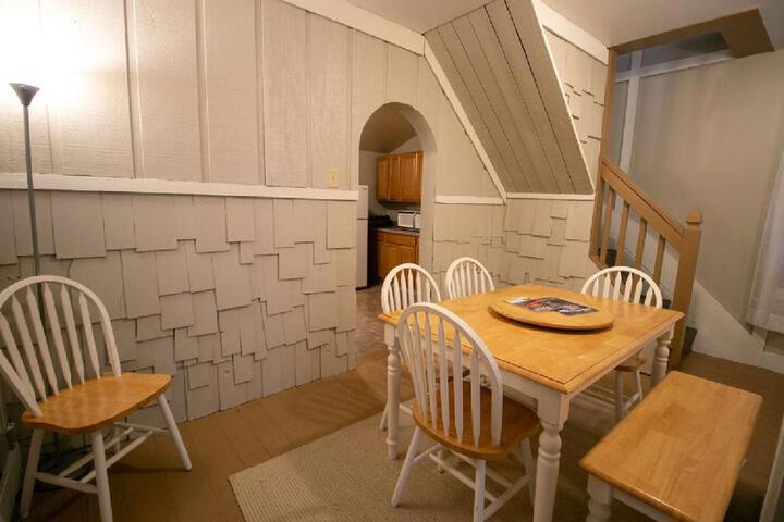 Downtown 2 Bedroom Cottage Sleeps 6, Walking Distance to Honeywell, Downtown Restaurants, Shopping