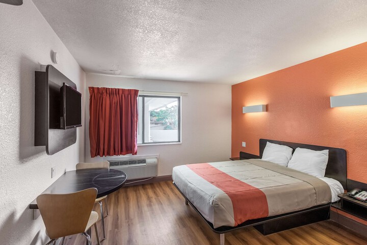 Room 18 of 34