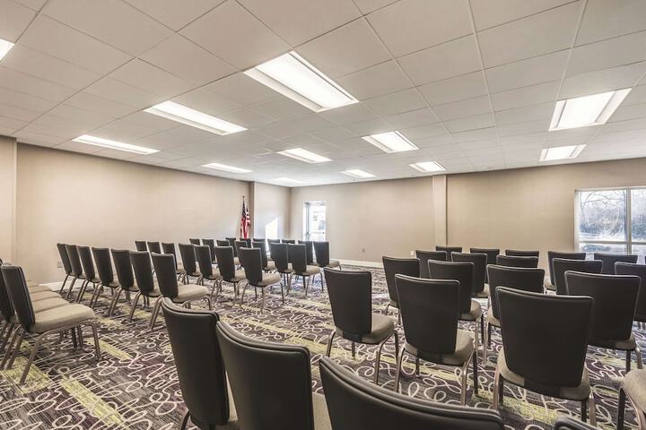 La Quinta Inn & Suites by Wyndham Cincinnati Sharonville