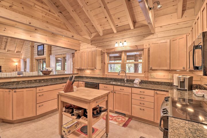 serenity Woods Cabin w / Hot Tub & Fire Pit