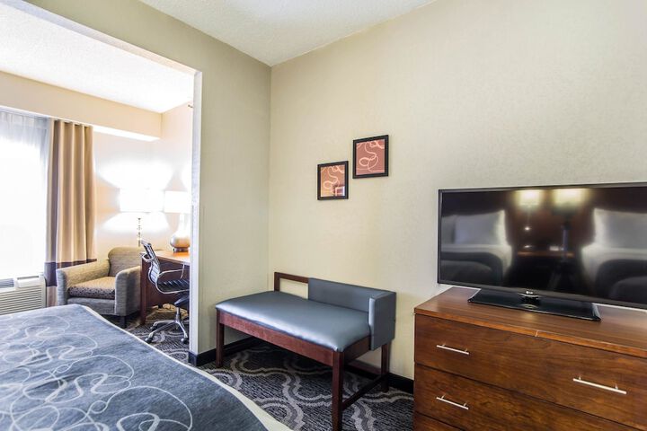 Comfort Suites Pineville - Ballantyne Area