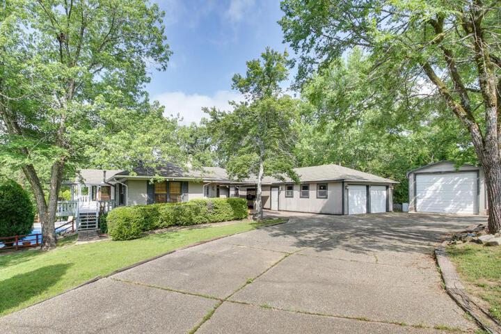 Private Pool: Lakefront Home in Hot Springs!