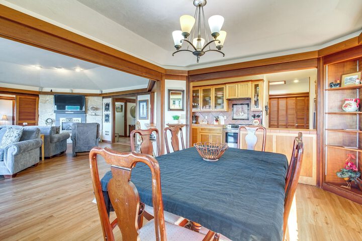 Enchanting Coos Bay Sanctuary w / Lush Views!