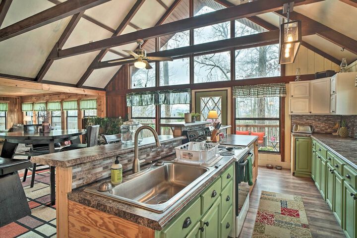 Douglas Lake Cabin w / Mountain-view Deck & Grill