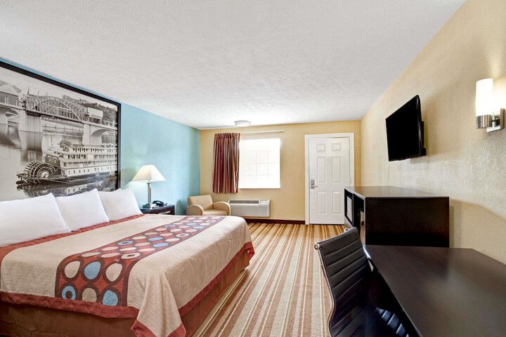 Room 9 of 37