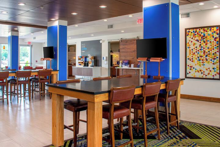Holiday Inn Express & Suites Yorkville by IHG