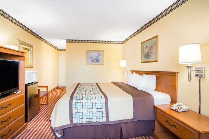 Room 10 of 19