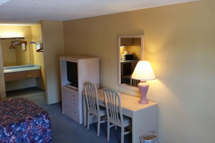 Room 33 of 46