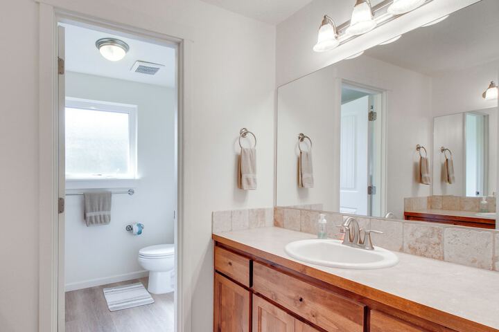 Spacious Bandon Getaway - 2 Blocks to Ocean!