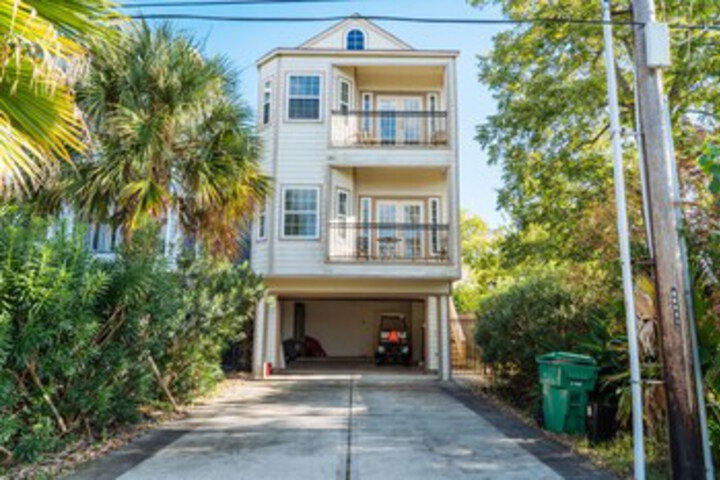 Spacious Kemah Boardwalk Townhome VR