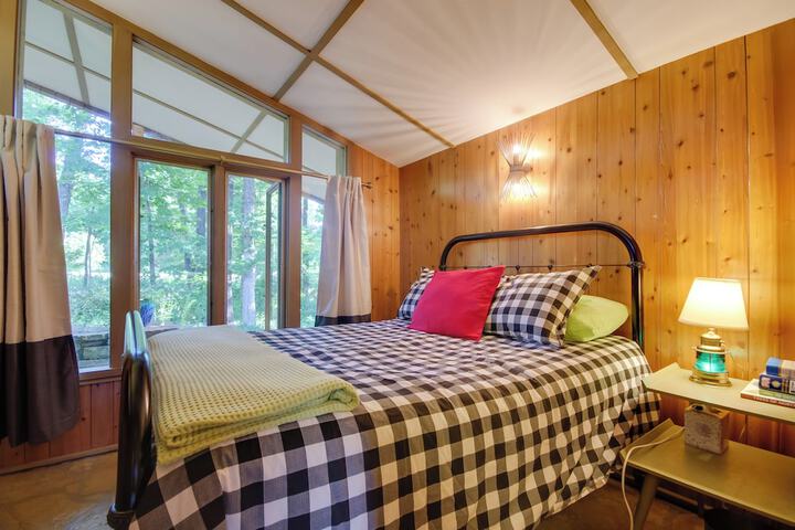 Tranquil Mid-century Modern Cottage w / Forest View