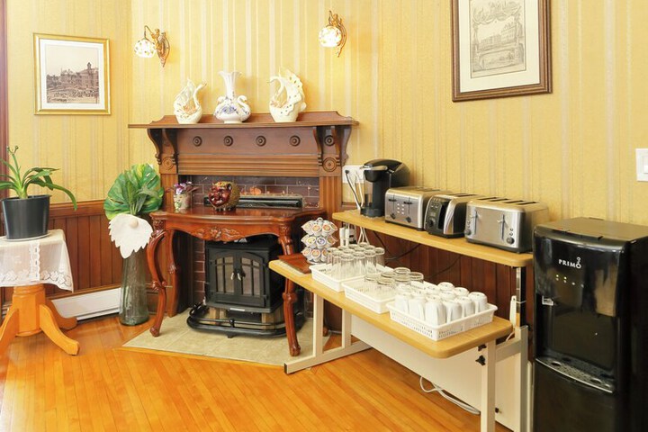 Breakfast/Coffee Service 238 of 252