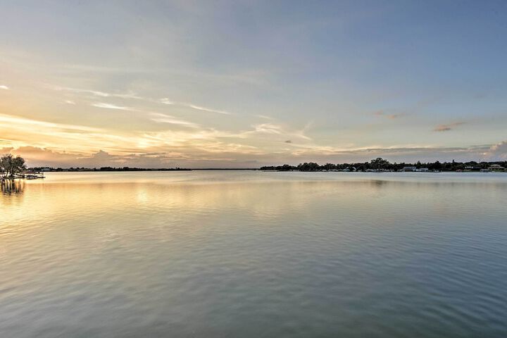 Lakefront Florida Retreat - Pool Table & Boat Dock