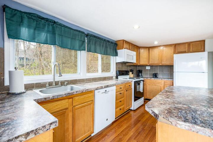 Hot Tub Wraparound Deck, & WiFi at Chalet Cabin