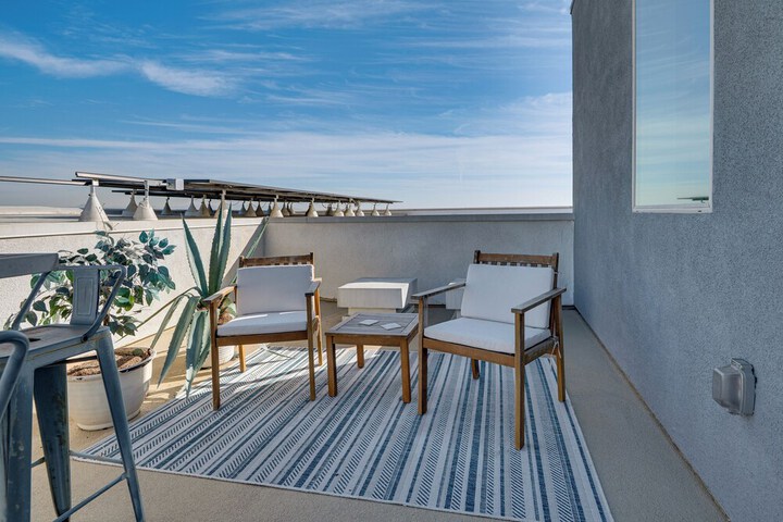 12 Mi to Dtla! Multi-level Charmer w / Pool Access