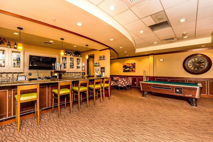 Lounge 67 of 85