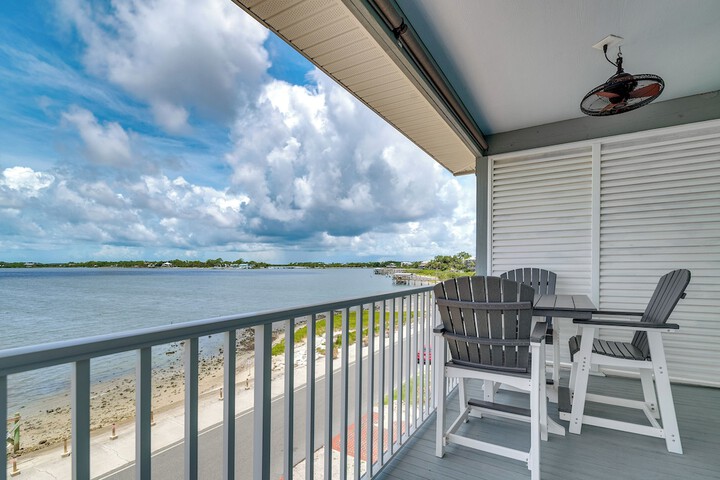 Steps to Beach: Waterfront Cedar Key Home!