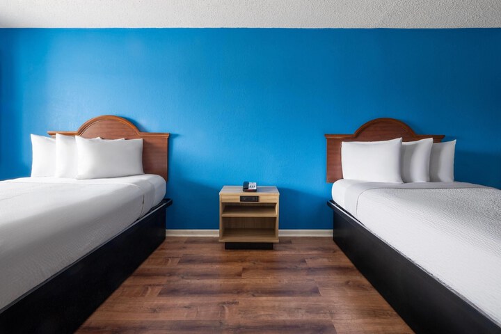 Super 8 by Wyndham Portsmouth - Norfolk