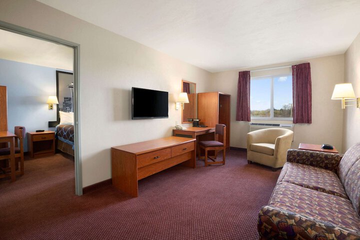 Super 8 by Wyndham Bellingham Airport / Ferndale