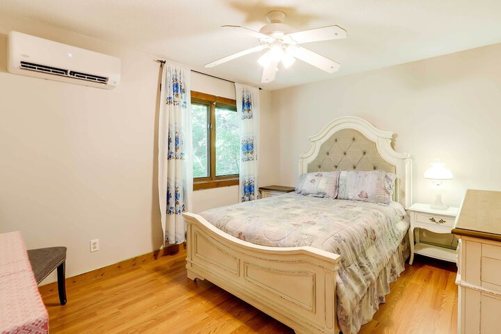 Spacious Woodbury Home w / Pool + Hot Tub!