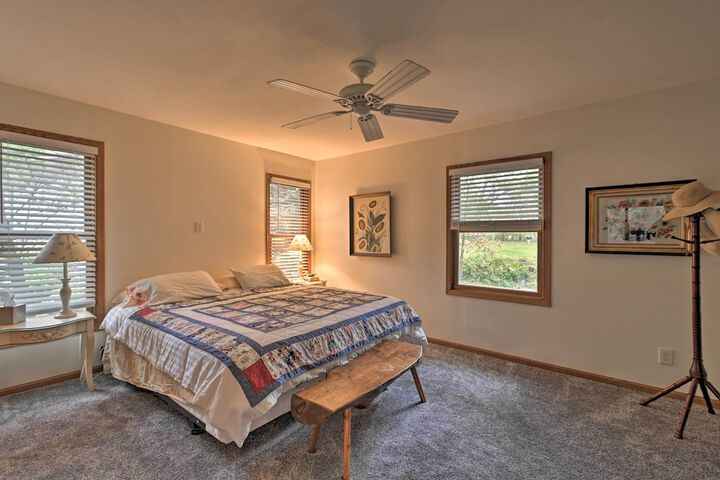 Spacious Lakehouse w / Deck Kayaks, & Dock!