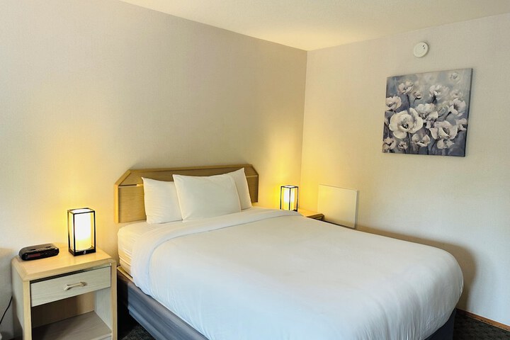 Timberland Inn & Suites