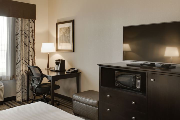 Holiday Inn Express & Suites Nevada by IHG