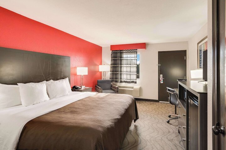 Room 32 of 65