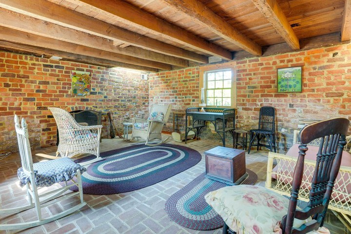 Terre Haute Manor Farmhouse w / Gardens & Deck!