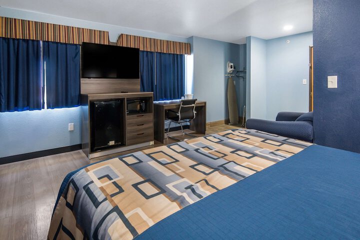 Room 12 of 28