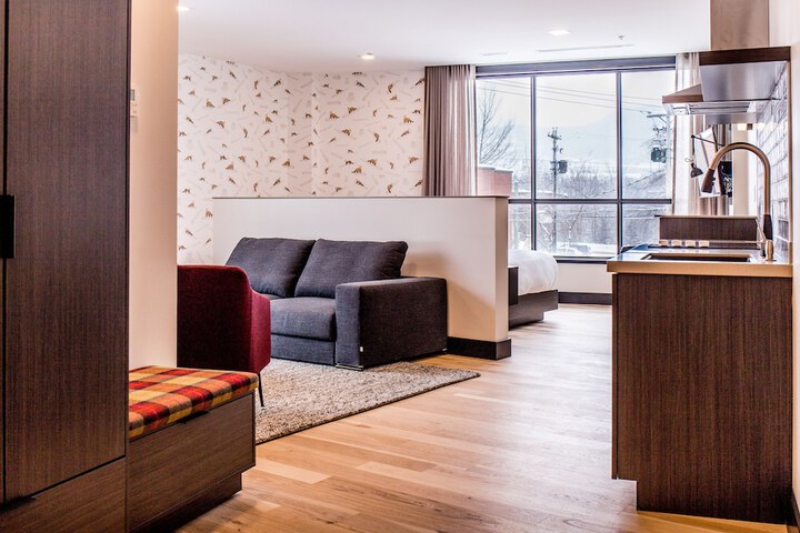 Hew & Draw Hotel