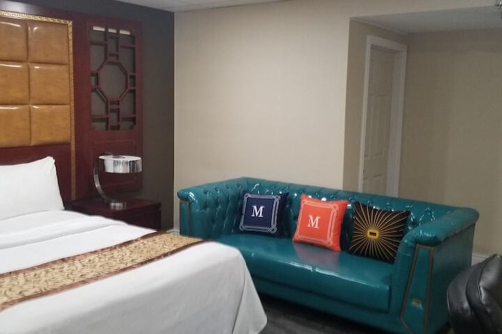 Room 23 of 28