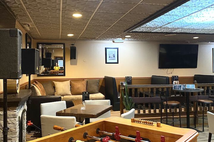 Lounge 54 of 58