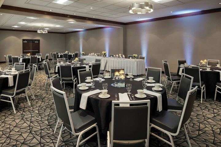 Delta Hotels by Marriott Milwaukee Northwest