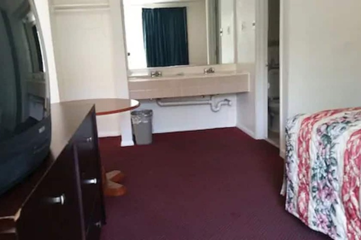 Room 11 of 19