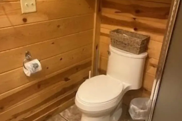Crooked Pine Cabin With Swing and Hot Tub on the Deck by Redawning