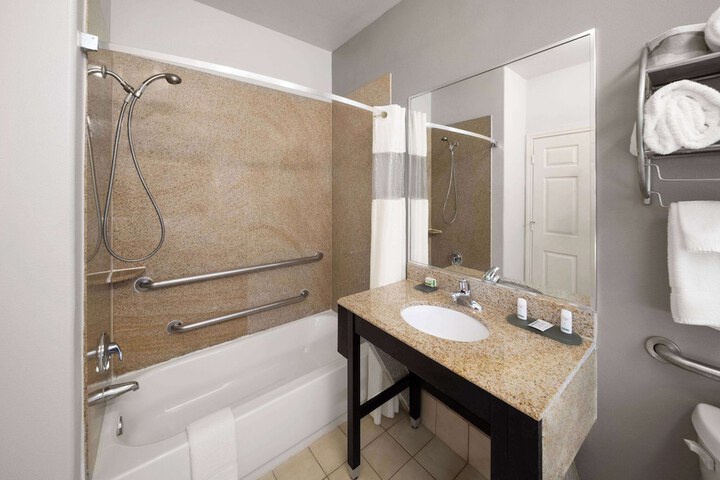 La Quinta Inn & Suites by Wyndham Deer Park