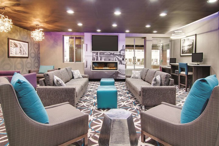 La Quinta Inn & Suites by Wyndham Cleveland Airport West