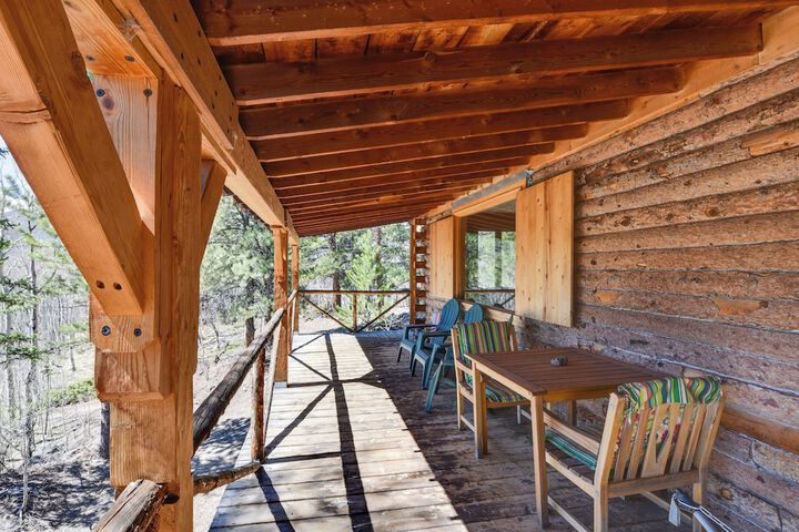 Idyllic Twin Lakes Escape w / Views of the Lakes