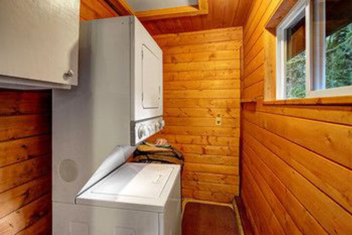 Huckleberry Hideout Cabin with Hot Tub