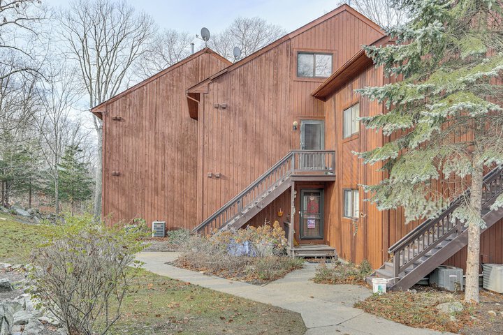 Vernon Township Condo w / Balcony Near Ski Lifts!