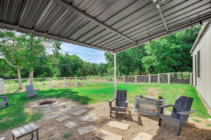 Dog-friendly Home w / Yard & Fire Pit in Midlothian