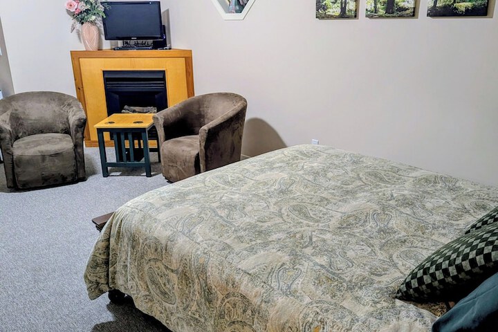 Cedar Wood Lodge B & B
