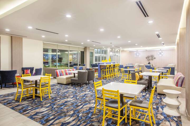 La Quinta Inn & Suites by Wyndham Dallas Duncanville
