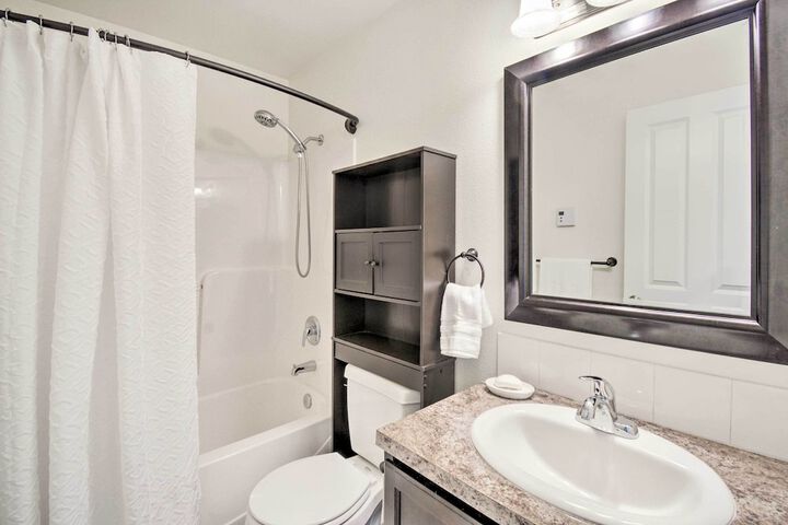 Pet-friendly Poulsbo Abode w / Mountain Views!