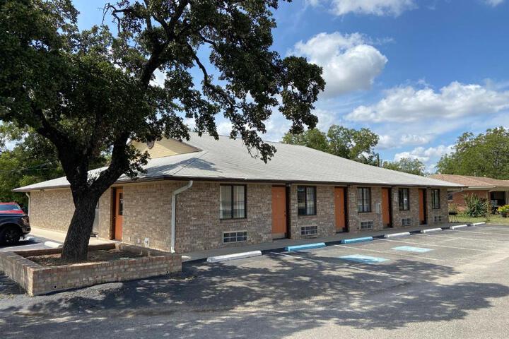 Redbud Inn