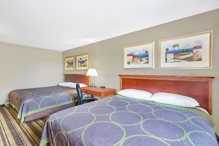 Super 8 by Wyndham Tilton / Lake Winnipesaukee