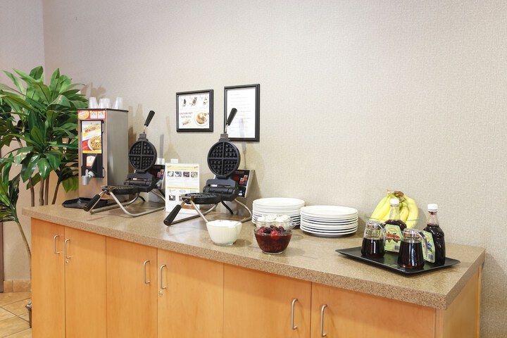Pomeroy Inn & Suites Hotel Dawson Creek