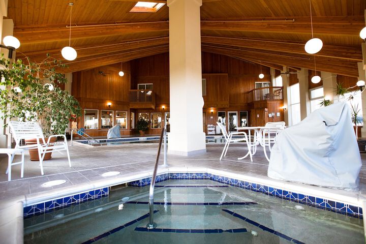 Ten Pin Inn & Suites