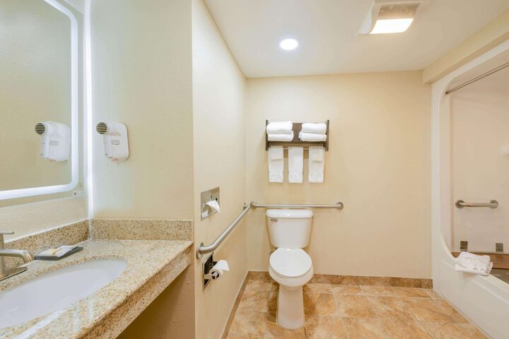 La Quinta Inn & Suites by Wyndham Columbus - Grove City